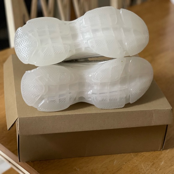 New in box!!! Steve Madden Maxima Sneakers. White with Iridescent Pearls. - Picture 7 of 7